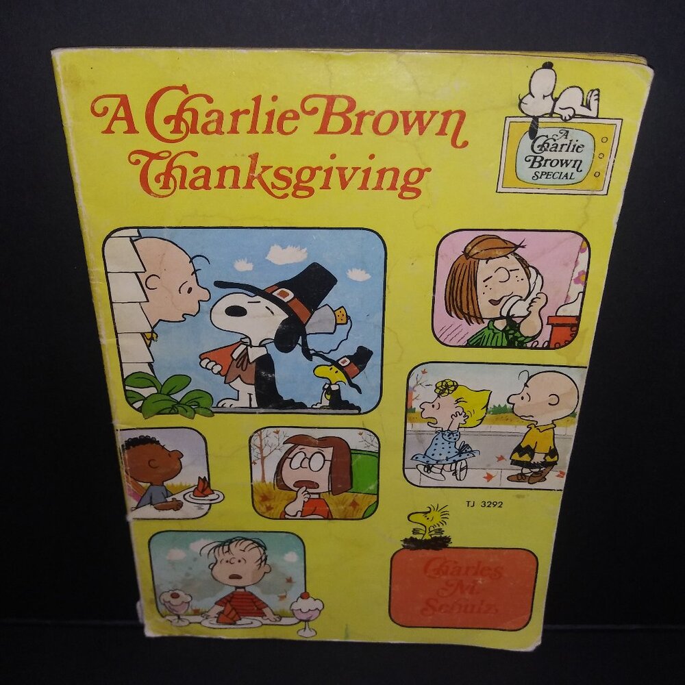 VTG A Charlie Brown Thanksgiving Paperback Book First Edition 1974-1975